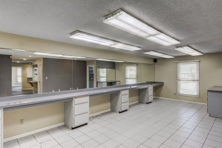 More Photos Of 3130 N Woodford St, Decatur General Retail For Sale