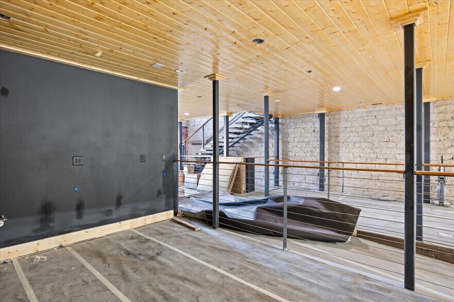 More Photos Of 114 NE Barnard St, Glen Rose Storefront For Lease