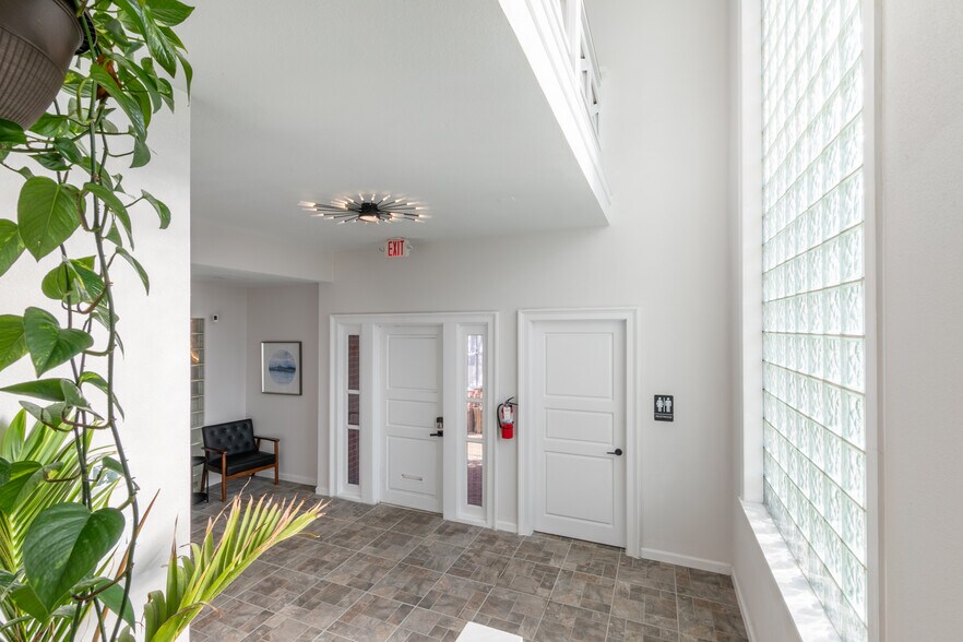 More Photos Of 1307 W Abram St, Arlington Office For Lease