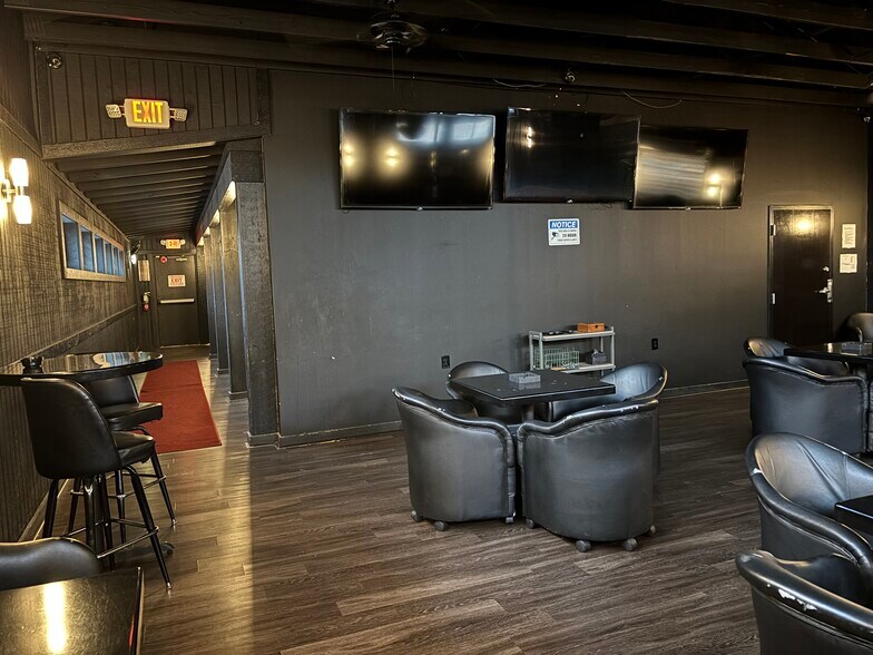 More Photos Of 4030 Coldwater Rd, Fort Wayne Bar For Sale