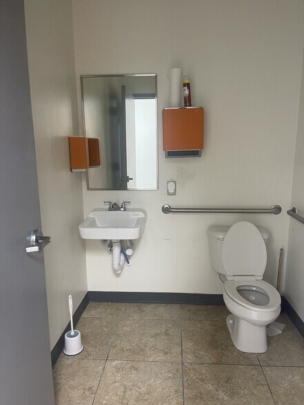 More Photos Of 13510-13520 Perkins Rd, Baton Rouge Storefront Retail Office For Lease