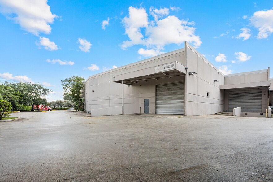 More Photos Of 10300-10380 NW 53rd St, Sunrise Distribution For Lease