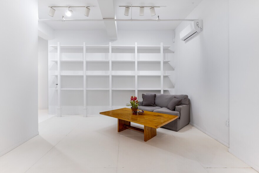 More Photos Of 335 W 38th St, New York Apartments For Sale