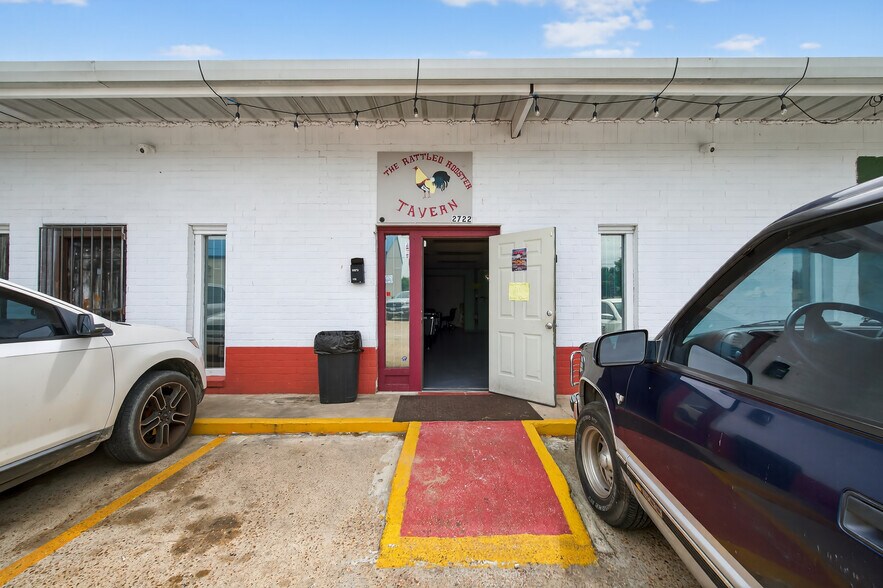 More Photos Of 2718-2720 N Main St, Liberty Storefront Retail Office For Sale