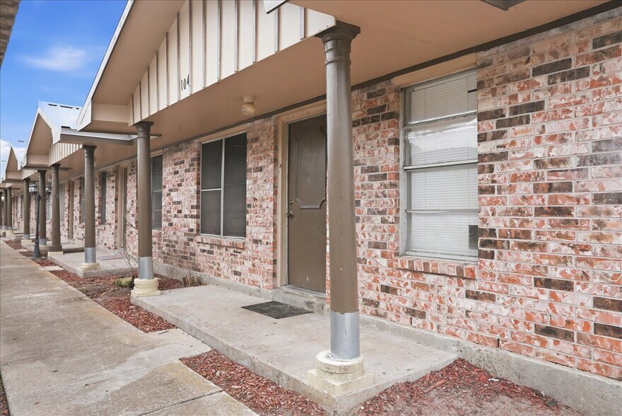 More Photos Of 1400 N Saint Marys St, Beeville Apartments For Sale