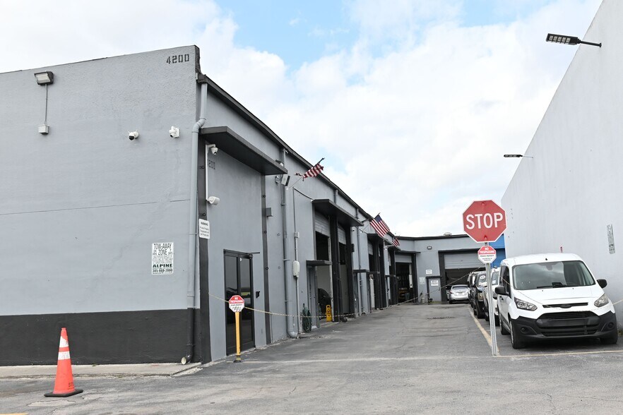 More Photos Of 4200-4250 NW 72nd Ave, Miami Warehouse For Lease