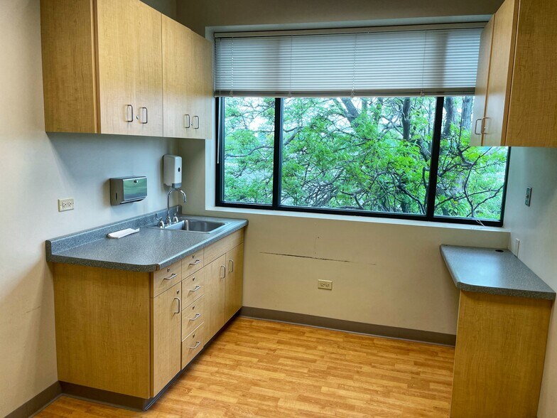 More Photos Of 9000 Waukegan Rd, Morton Grove Medical For Lease