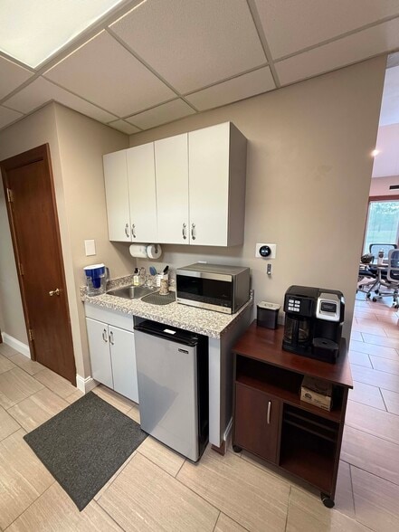 More Photos Of 6818 Loop Rd, Dayton Medical For Lease