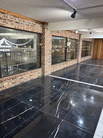 More Photos Of 4322 E 11th St, Tulsa Freestanding For Lease