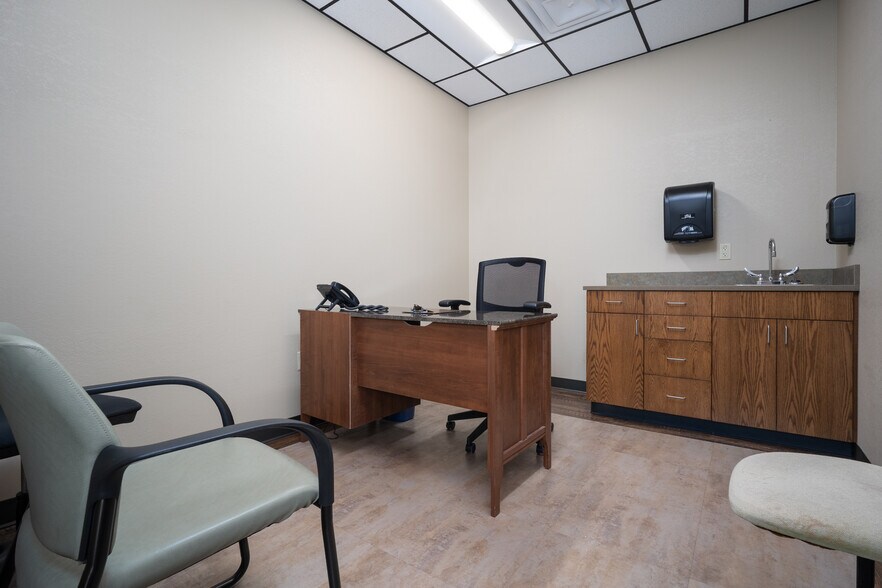 More Photos Of 4200 Carriage Way, Weatherford Medical For Sale