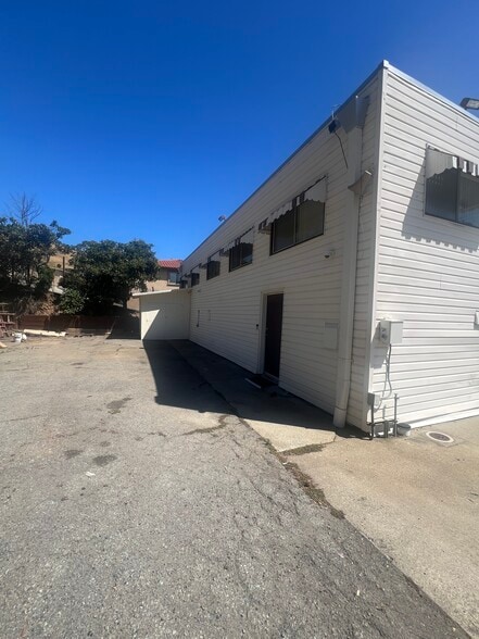 More Photos Of 3840 Bayshore Blvd, Brisbane Service For Lease