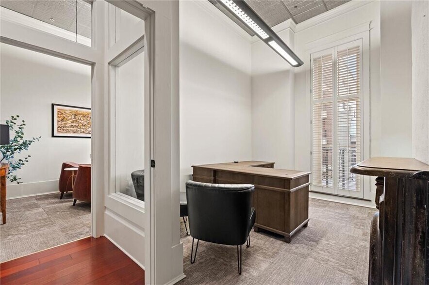 More Photos Of 7 N Royal St, Mobile Office For Sale