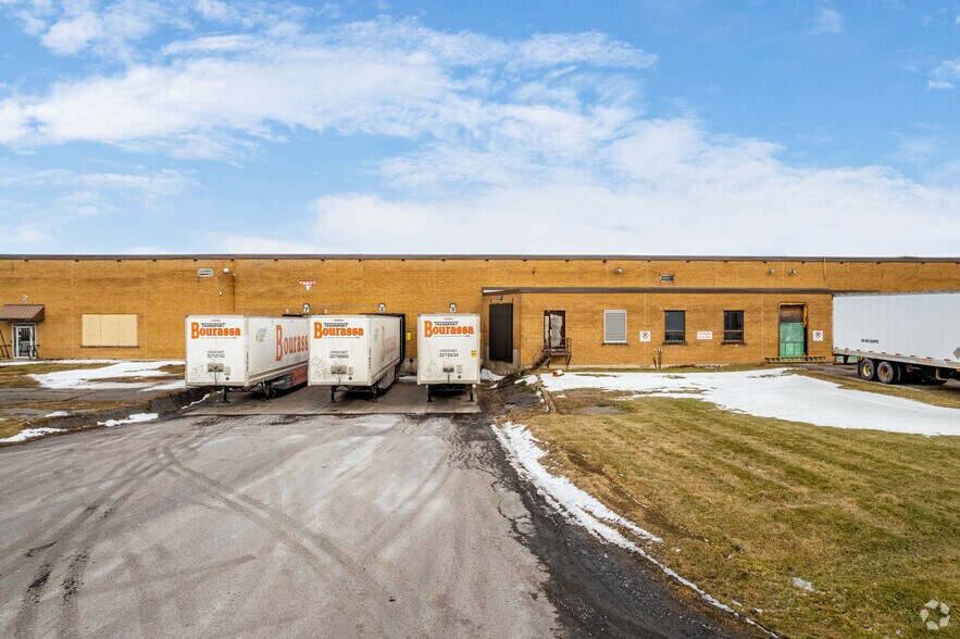 More Photos Of 800 Boul Industriel, St-Jean Warehouse For Lease