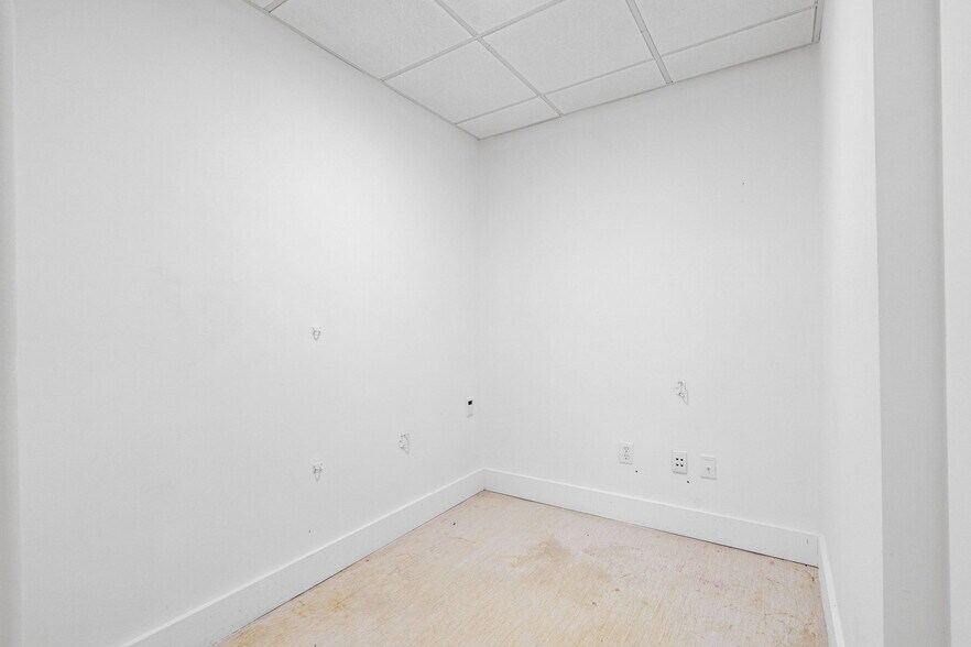 More Photos Of 6330 Manor Ln, South Miami Office For Lease