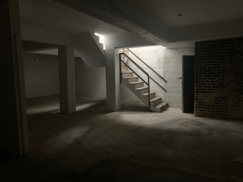 More Photos Of 433 Madison Ave, Memphis General Retail For Sale