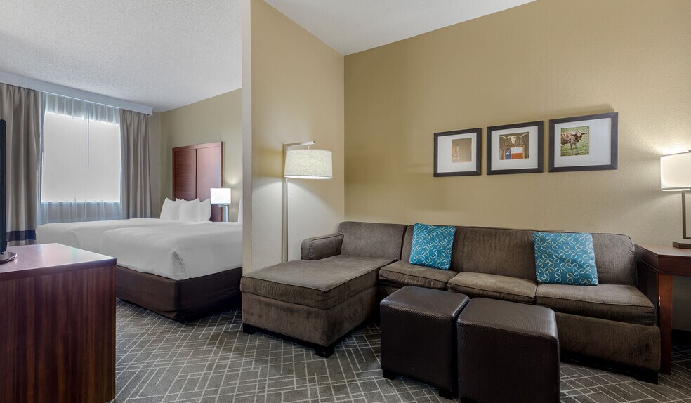 More Photos Of 810 Interstate 35 N, Waco Hotel For Sale