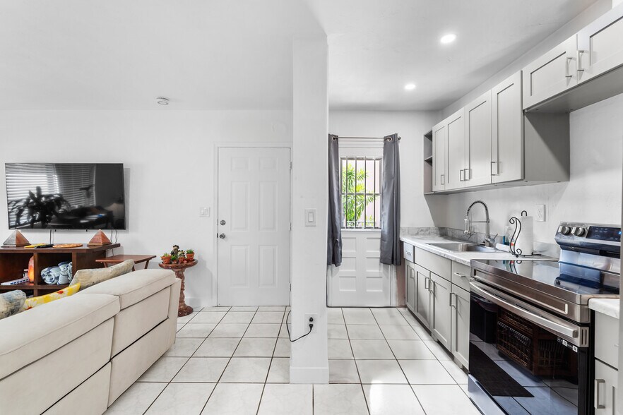 More Photos Of 550 SW 10th St, Miami Apartments For Sale