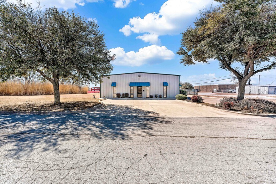 More Photos Of 4300 Garland Dr, Haltom City Warehouse For Lease