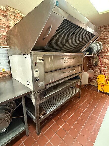 More Photos Of 108 E Bellevue St, Leslie Storefront For Sale