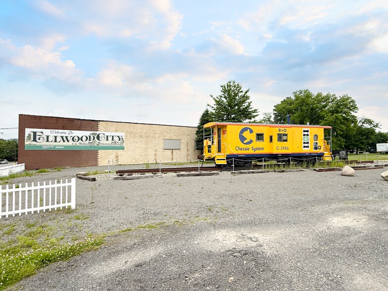 More Photos Of 416 Pittsburgh Cir, Ellwood City Warehouse For Lease
