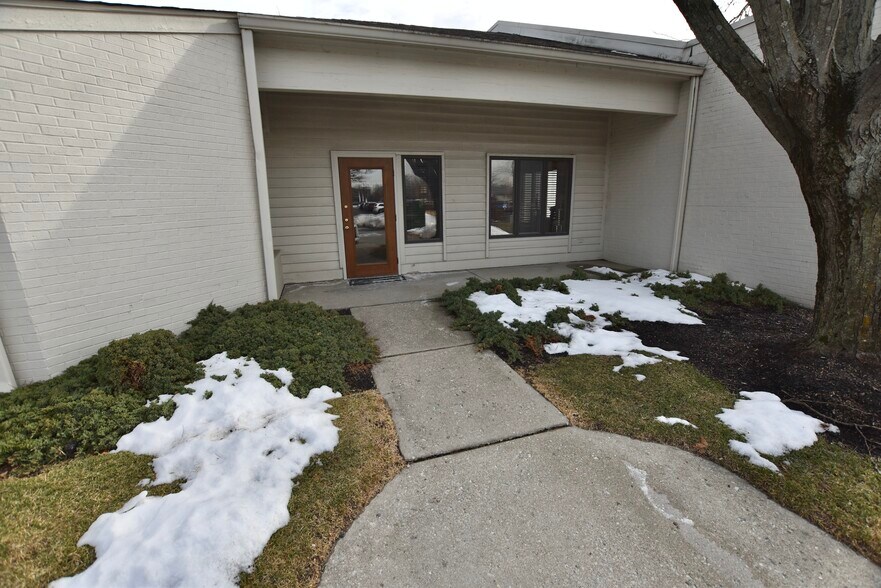 More Photos Of 277 E Carmel Dr, Carmel Medical For Lease
