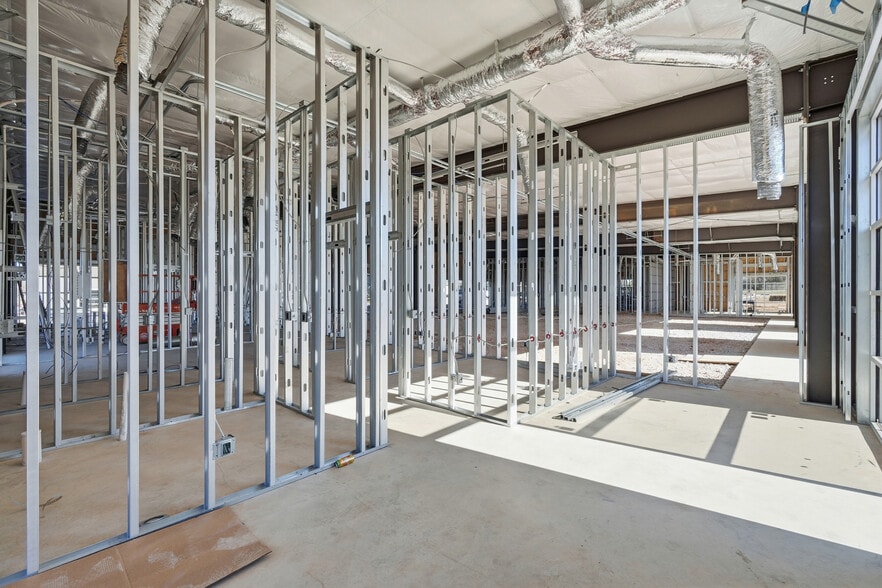 More Photos Of 2420 S 8th St, Rogers Flex For Lease