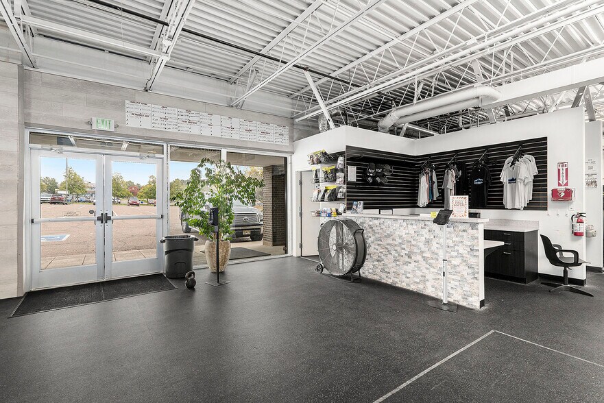More Photos Of 221 W County Line Rd, Littleton Freestanding For Lease