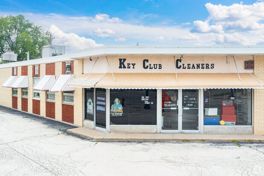 Primary Photo Of 4456 Oakton St, Skokie General Retail For Lease