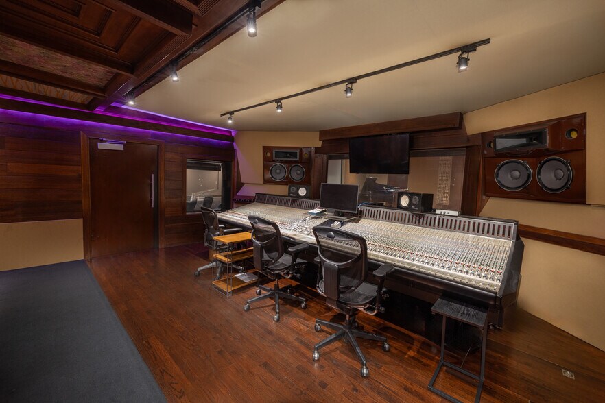 More Photos Of 5102 Vineland Ave, North Hollywood Movie Radio TVStudio For Sale
