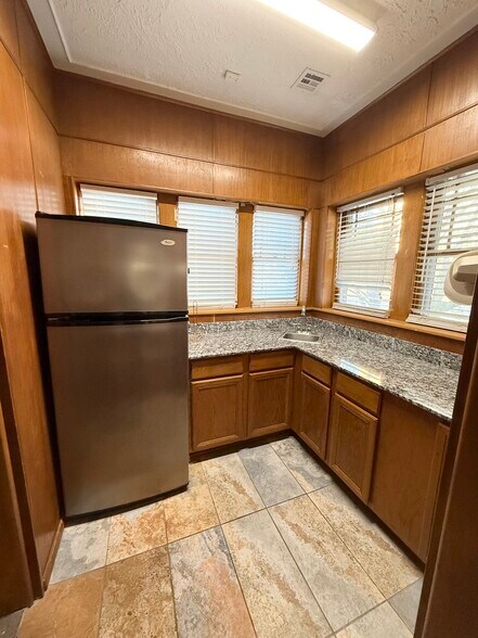 More Photos Of 2201 N Classen Blvd, Oklahoma City Office For Lease