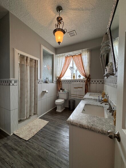 More Photos Of 1221 Overland Ave, Burley Storefront For Sale