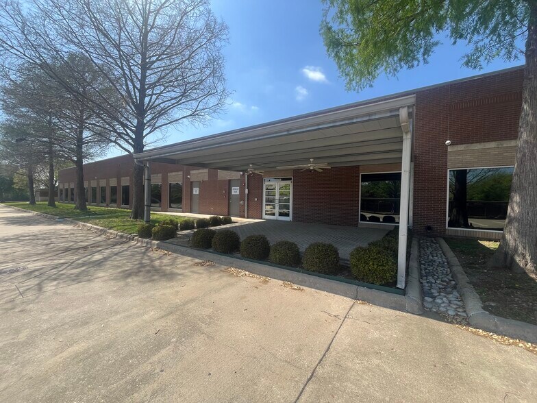 More Photos Of 4450 Sojourn Dr, Addison Flex For Lease