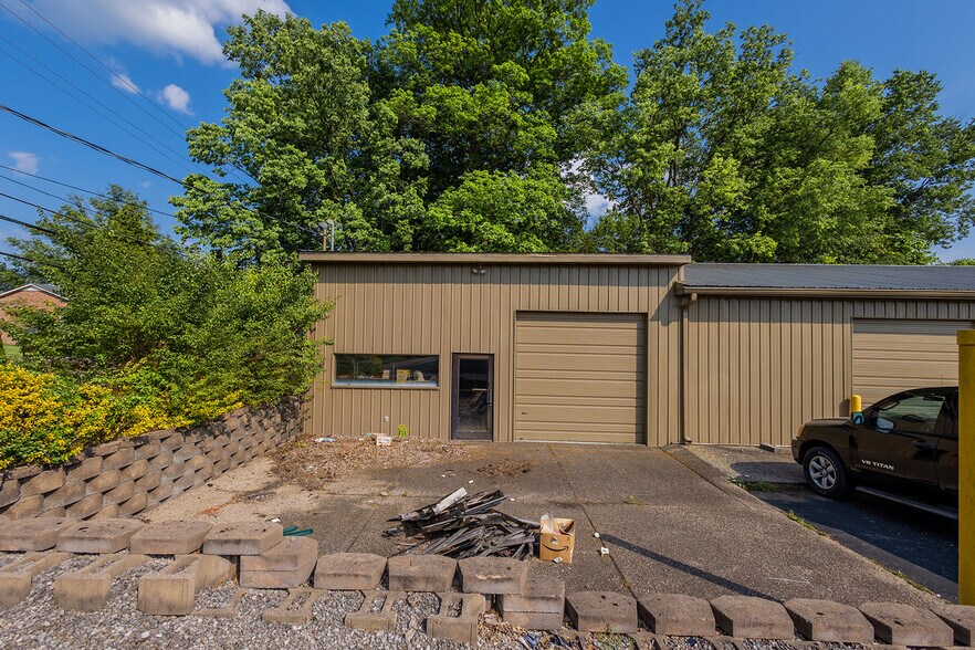 More Photos Of 654 Versailles Rd, Frankfort Showroom For Lease