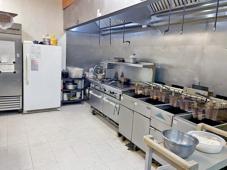 More Photos Of 109 S Maple St, Mulberry Grove Restaurant For Sale