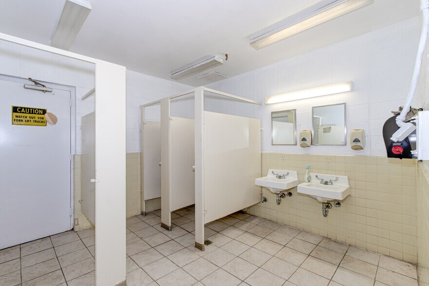 More Photos Of 1664 Sharon Rd, Washington Warehouse For Sale