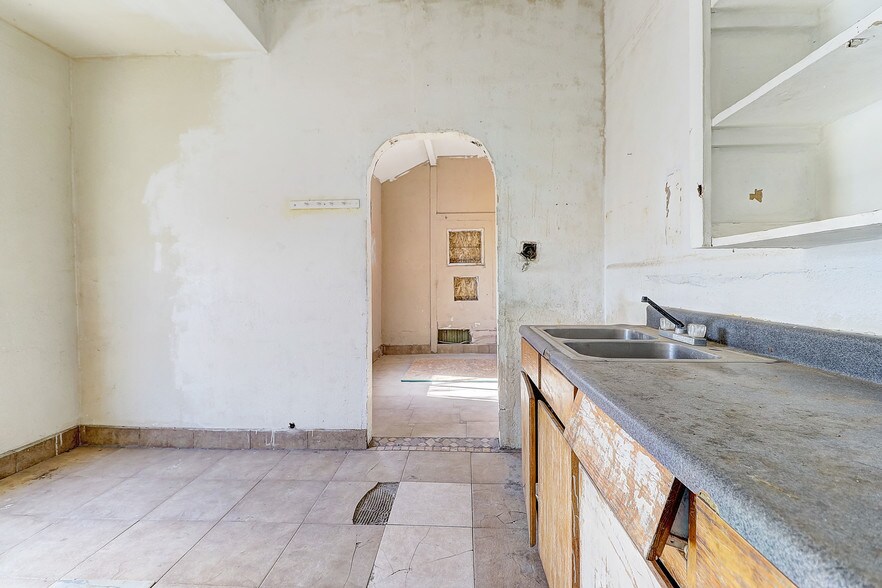More Photos Of 2021 W Washington St, Phoenix Multifamily For Sale