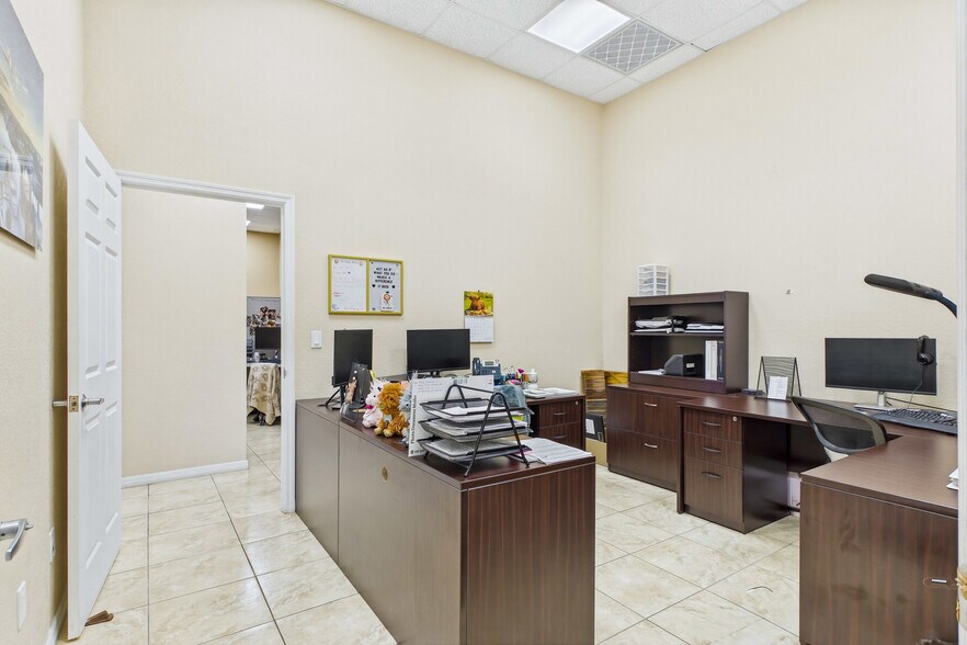 More Photos Of 1010 NE 9th St, Cape Coral Office For Sale