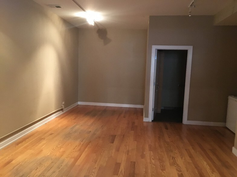 More Photos Of 2205 W Roscoe St, Chicago Storefront Retail Residential For Lease