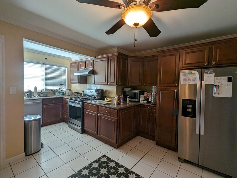 More Photos Of 28 Bohack Ct, Sayville Apartments For Sale