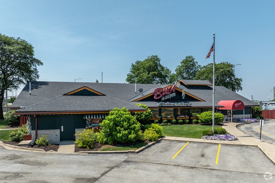 Primary Photo Of 90 Yorktown Mall Dr, Downers Grove Restaurant For Sale