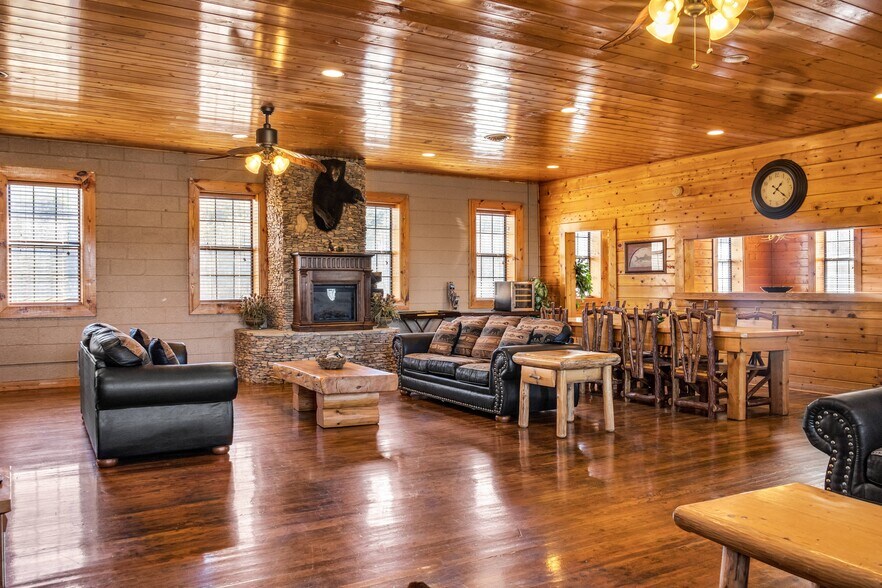 More Photos Of 301 School St, Tellico Plains Freestanding For Sale