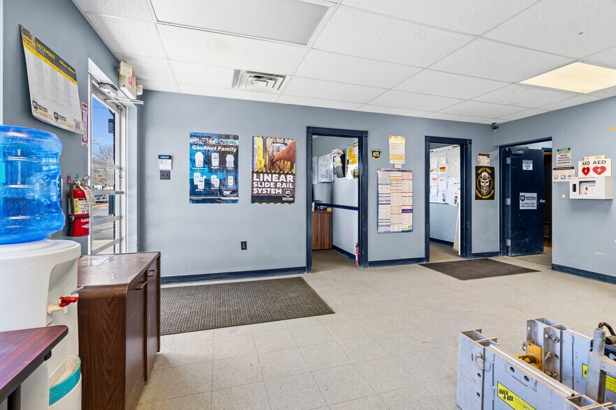 More Photos Of 8 Northway Ln, Latham Industrial For Lease