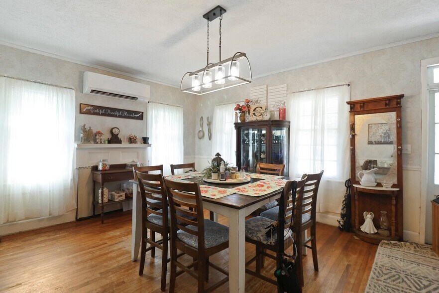 More Photos Of 701 N Oak St, Springfield Office Residential For Sale