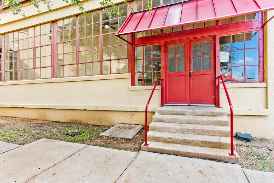 More Photos Of 131 E Exchange Ave, Fort Worth Office Residential For Lease