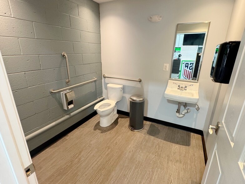 More Photos Of 8453 Tyco Rd, Vienna Light Distribution For Lease