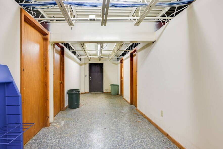 More Photos Of 135 Windmill Ln, Southampton Office For Sale