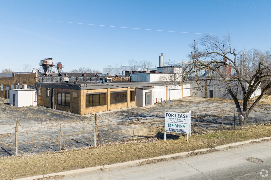 More Photos Of 1160 Treat St, Adrian Showroom For Lease