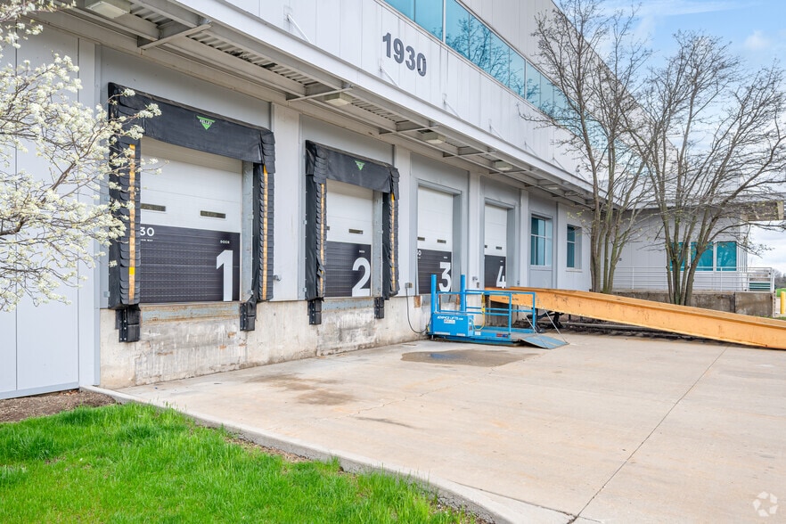 More Photos Of 1930 Innovation Way, Libertyville Manufacturing For Lease