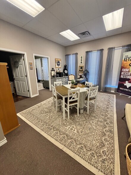 More Photos Of 1500 W University Ave, Georgetown Medical For Lease