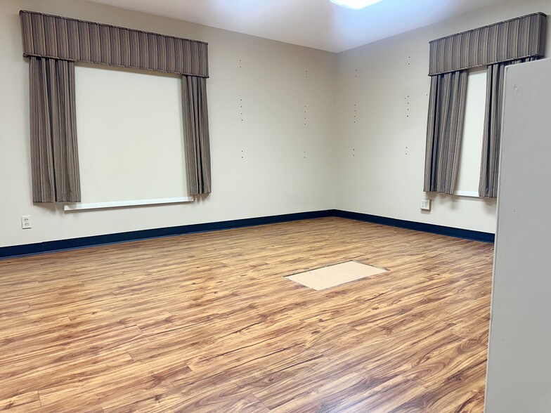 More Photos Of 2855 SE Kansas Pl, Topeka Veterinarian Kennel For Lease